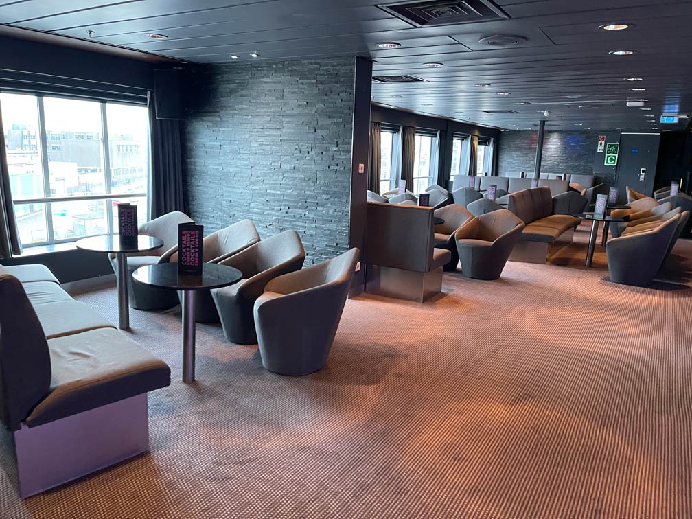 leere bar auf der faehre nach schottland