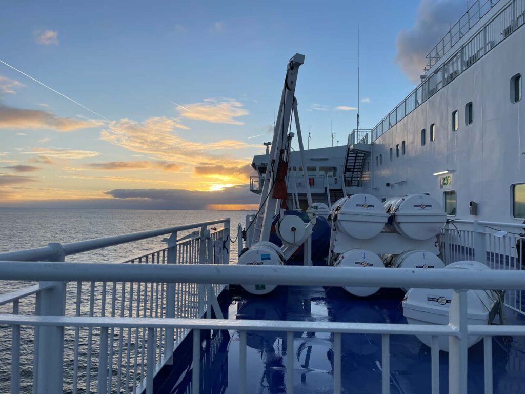 sonnenaufgang über der faehre nach schottland