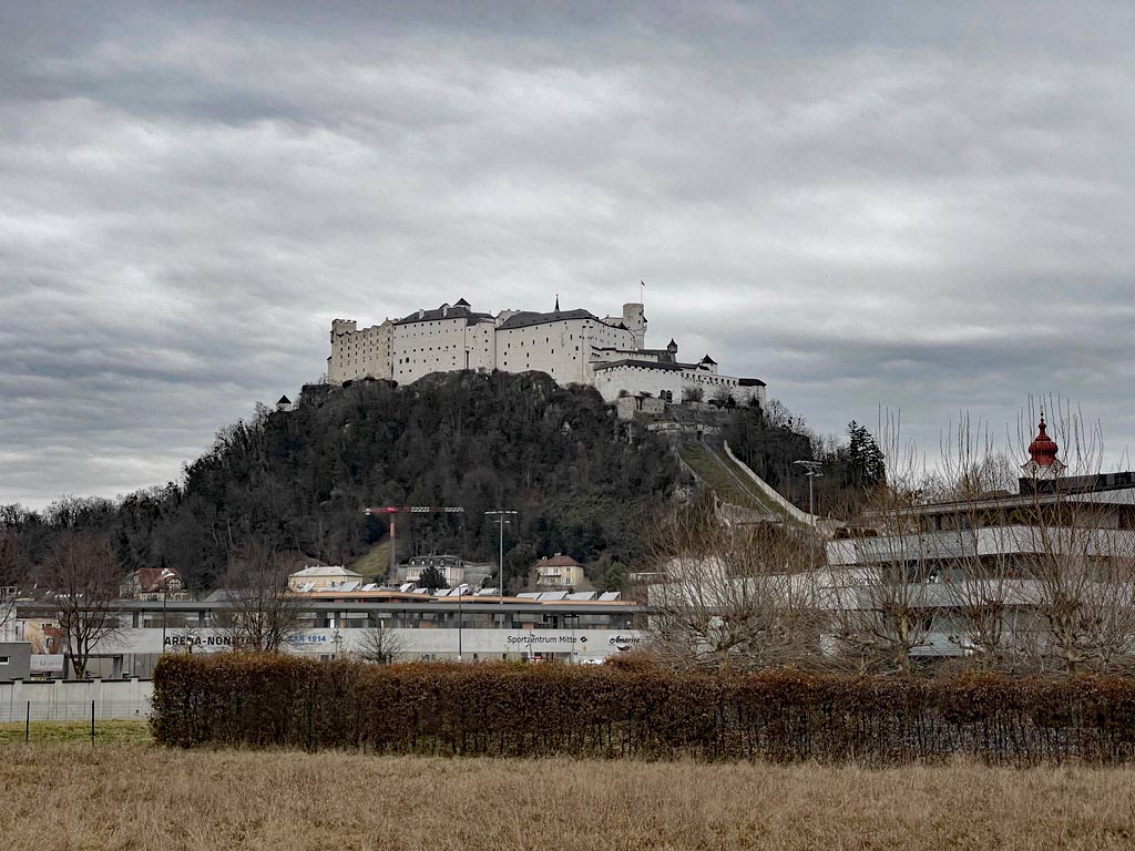 festung hohensalzburg bei bewölktem wetter