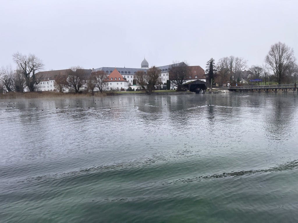 blick vom wasser auf die fraueninsel im chiemsee
