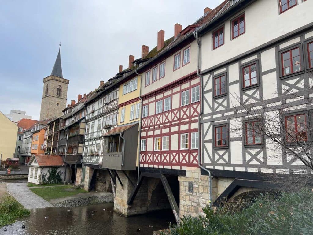 blick auf die krämerbrücke in erfurt vom flussufer aus