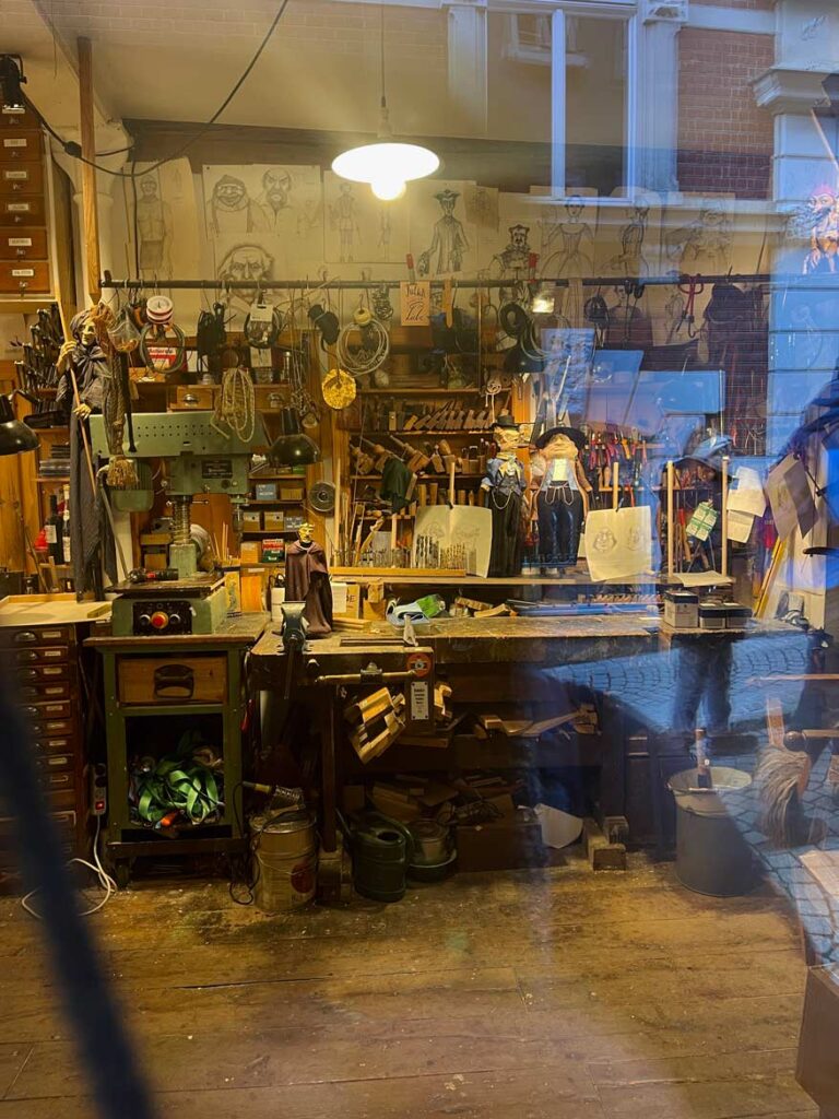 blick durchs fenster zum puppenbauer auf der krämerbrücke