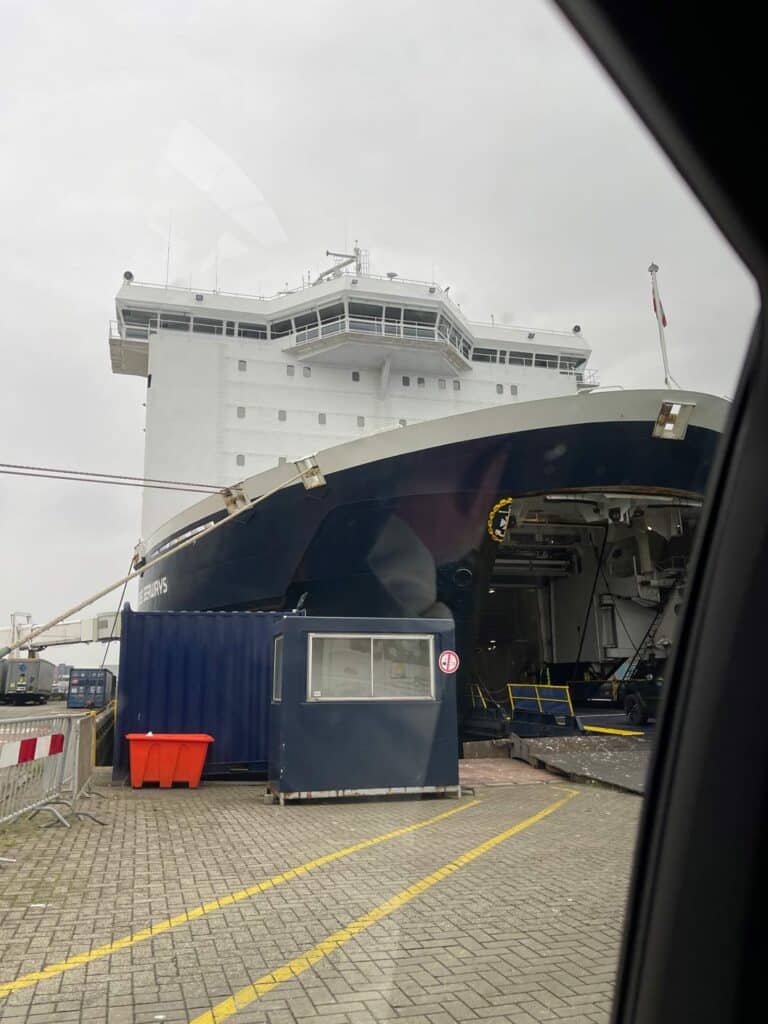 einfahrt auf die faehre nach nordengland mit dem auto