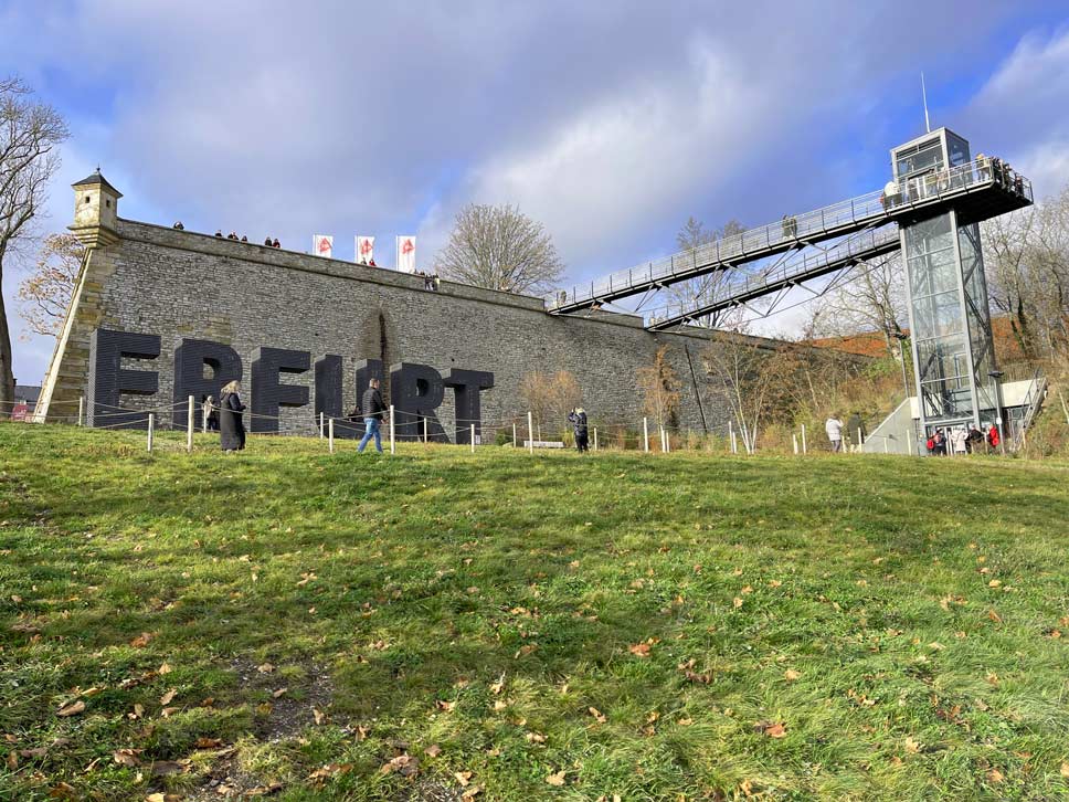 schriftzug erfurt vor zitadellenmauer in erfurt