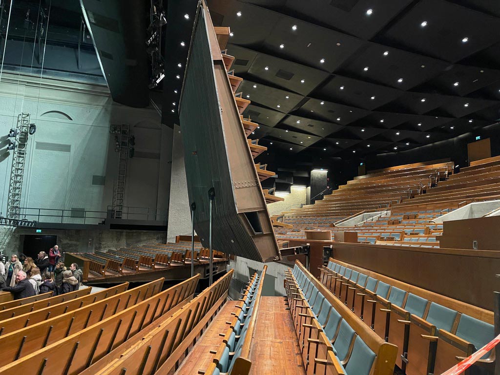 saal im großen festspielhaus mit zugbrücke unter den sitzreihen