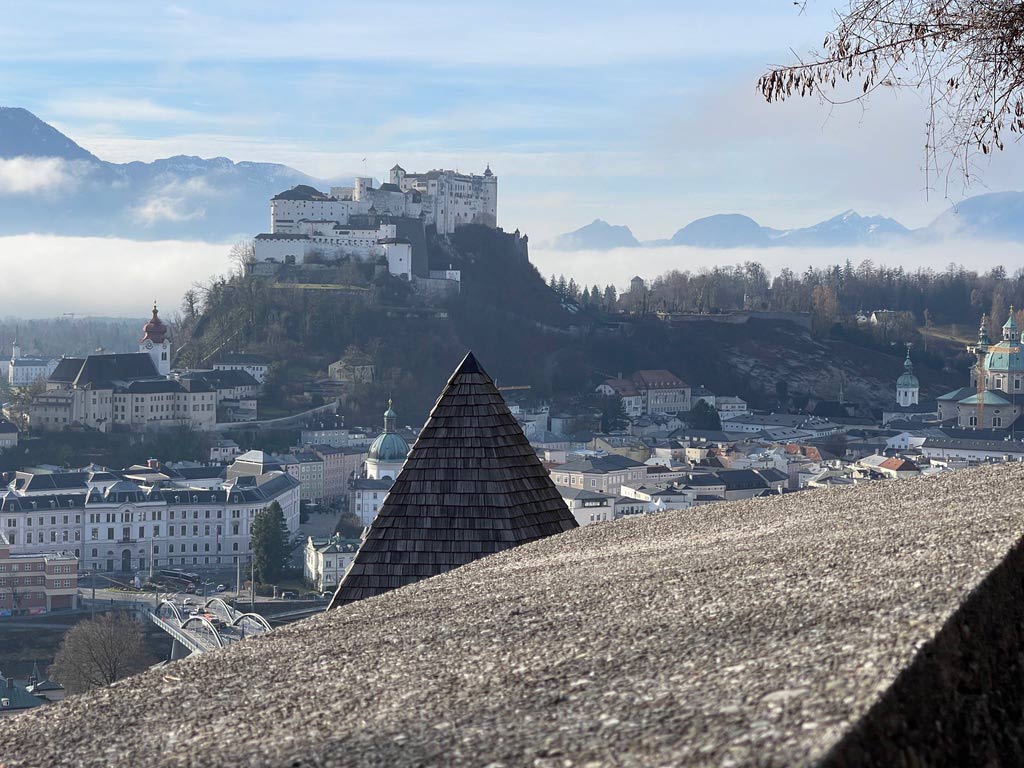 ausblick über mauer auf festung hohensalzburg