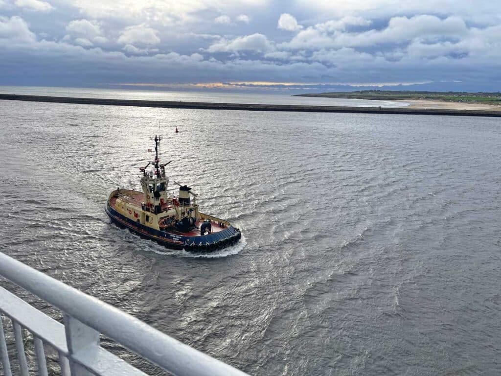 begleitboot einfahrt mit der faehre nach england