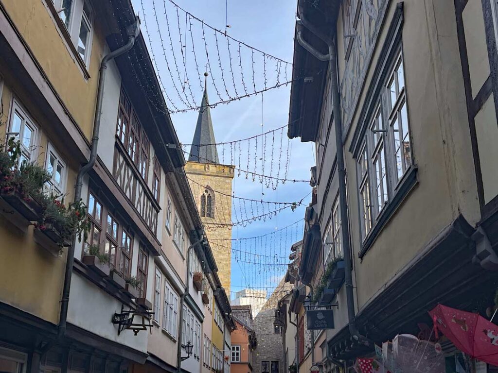 kraemerbruecke mit kirchturm in erfurt