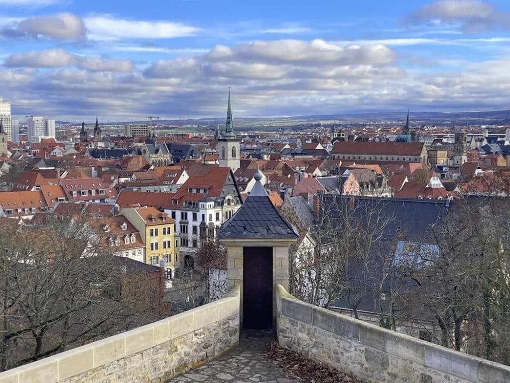 blick über mauer der zitadelle in erfurt auf die stadt