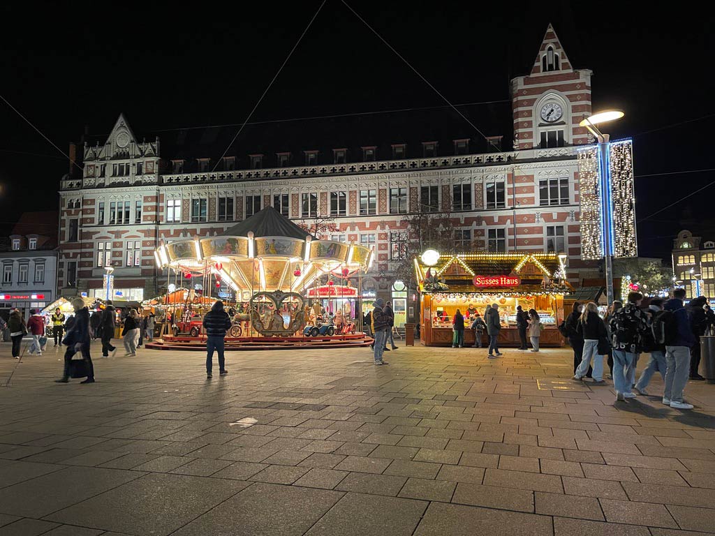 weihnachtsmarkt in erfurt mit karrussell im dunkeln