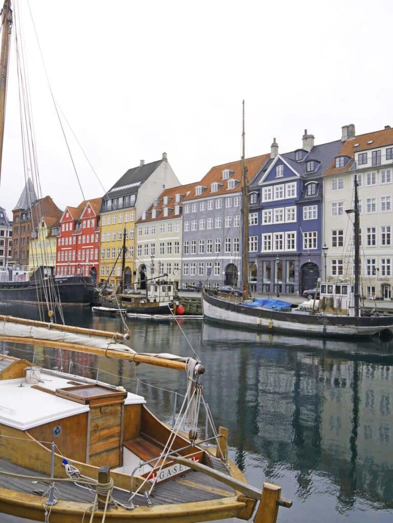kopenhagen in dänemark, bunte häuser am kanal