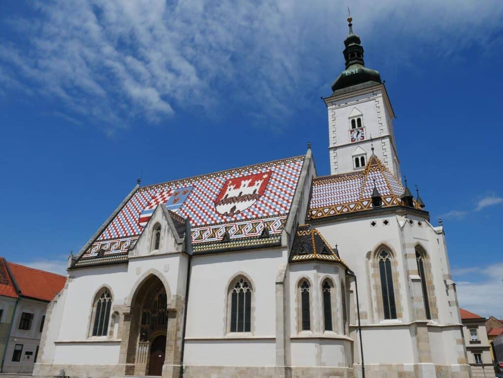 bunt gedecktes dach einer kirche in zagreb