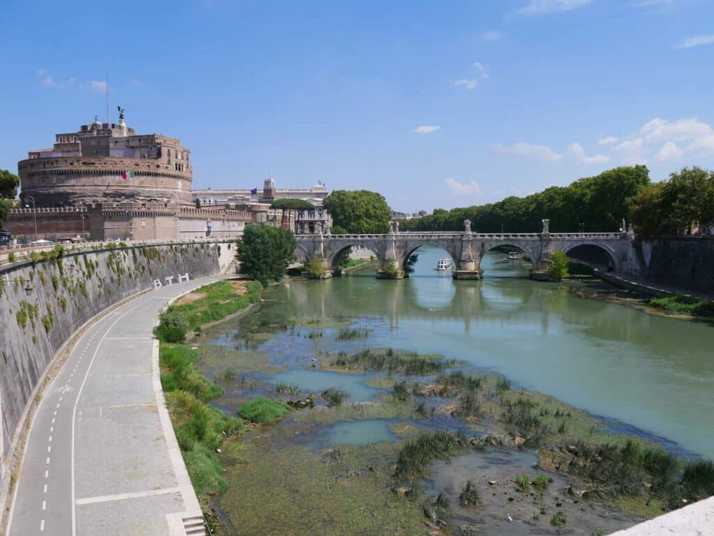 blick vorbei am tiber auf die engelsburg in rom