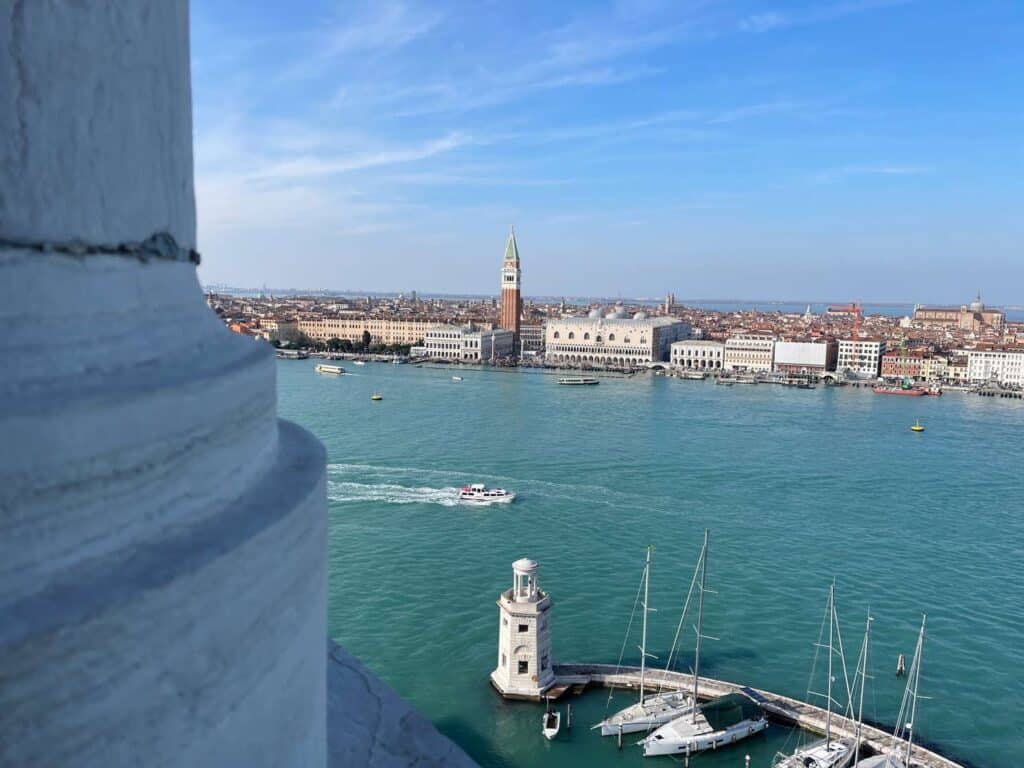 blick über kanal auf venedig