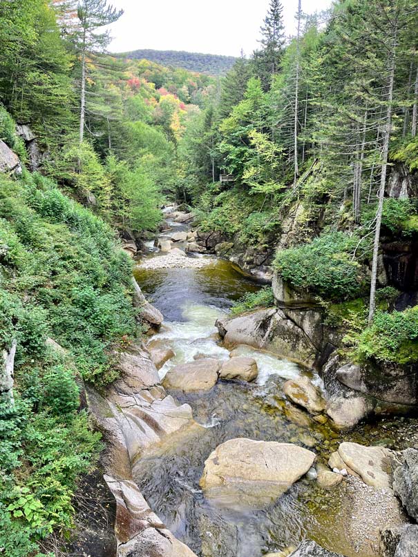 flussbett in flume gorge in neuengland