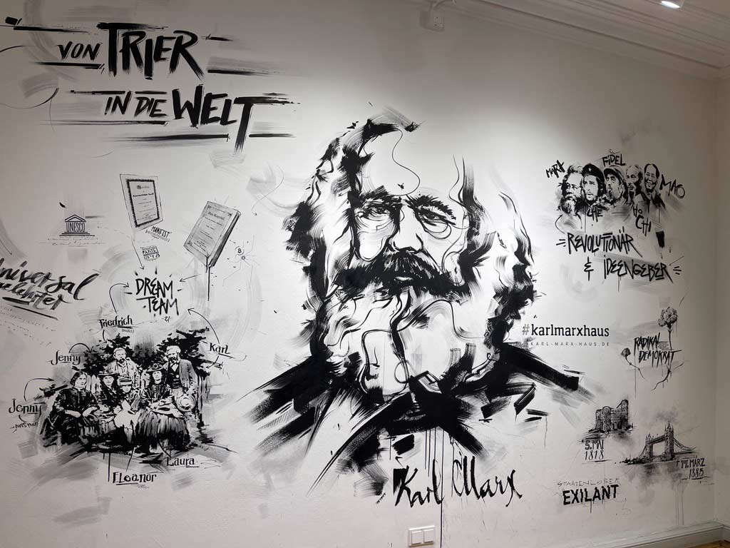 gemalte bilder über das leben von karl marx an der wand in seinem museum