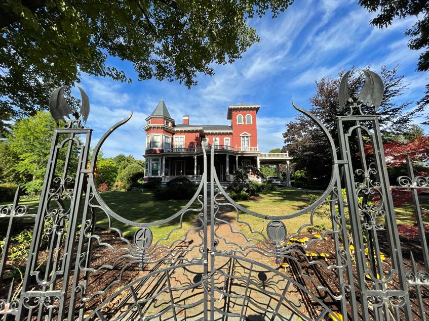 villa in neuengland mit fledermaus tor