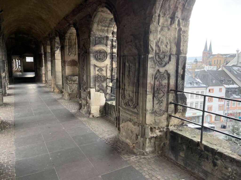 blick durch bögen aus porta nigra auf die stadt trier