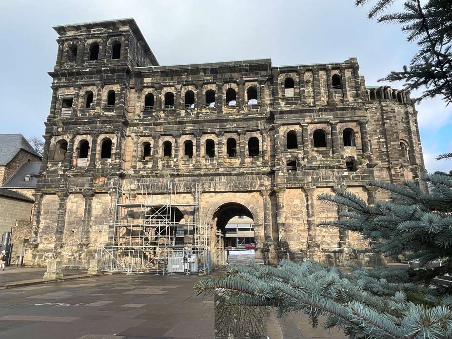 porta nigra ansicht aus der stadt hinaus