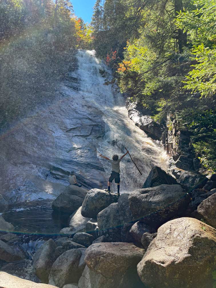 ripley falls kind steht am fuss der wasserfälle in neuengland