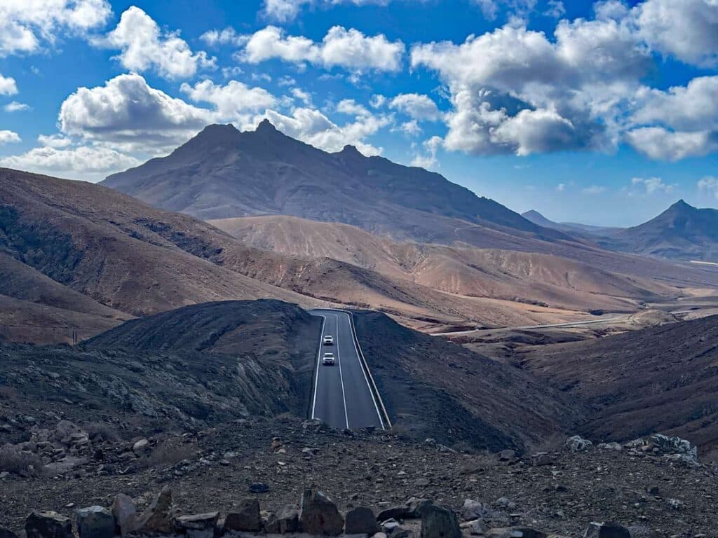 bergig, karge landschaft auf fuerteventura