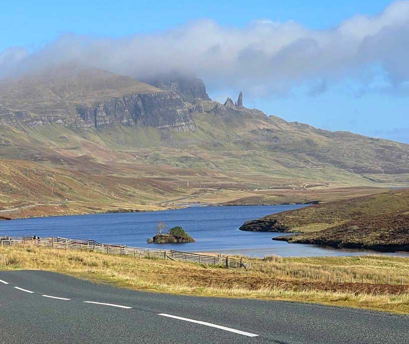 straße in schottland führt auf die felsformation ol man of storr