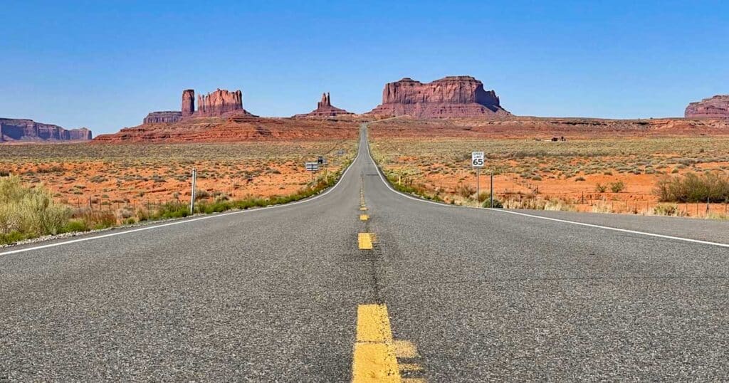 straße führt auf monument valley zu