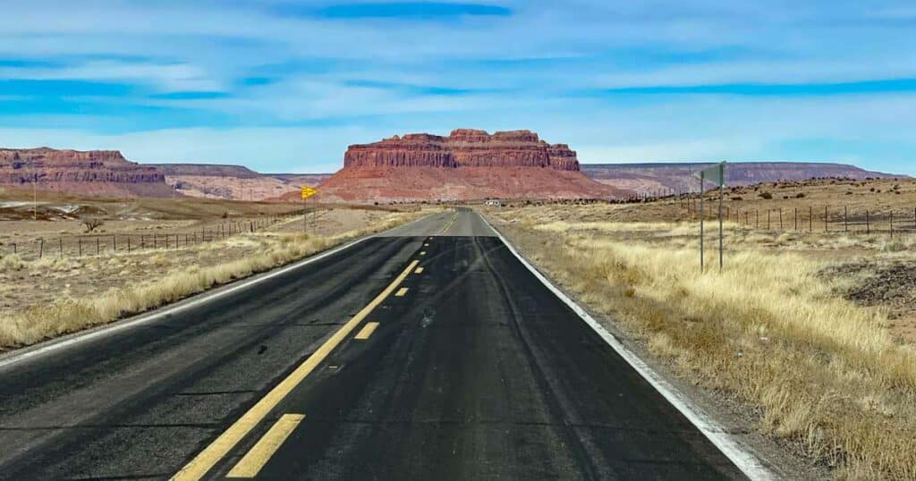 strasse führt auf rote felsen in den usa