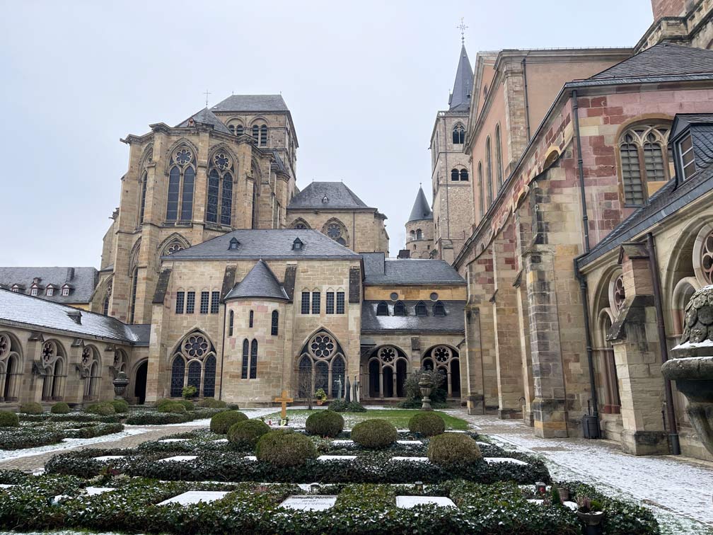 blick aus kreuzgang auf den dom in trier bei schnee