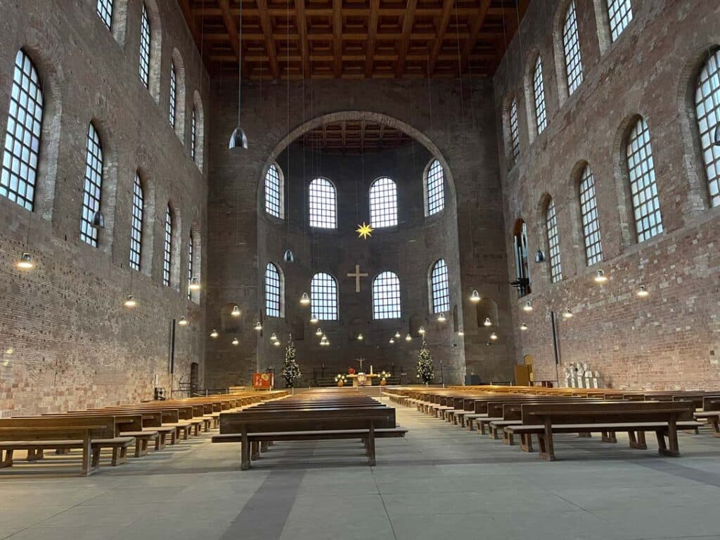 innenraum konstantinbasilika, grosse halle einer kirche