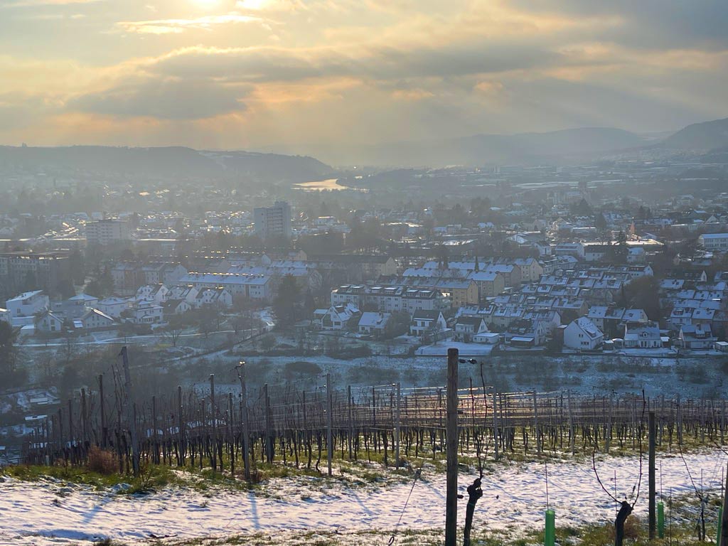 sonne bricht durch wolken blick auf trier und die mosel vor weinbergen