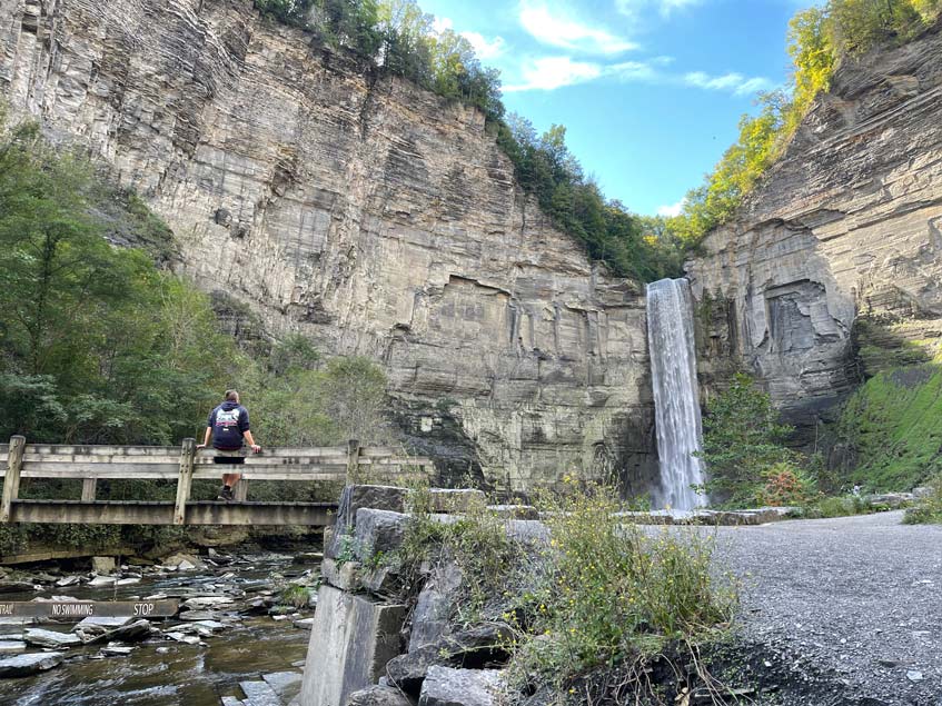 taughannock falls langer, schmaler wasserfalls zwischen felsklippen