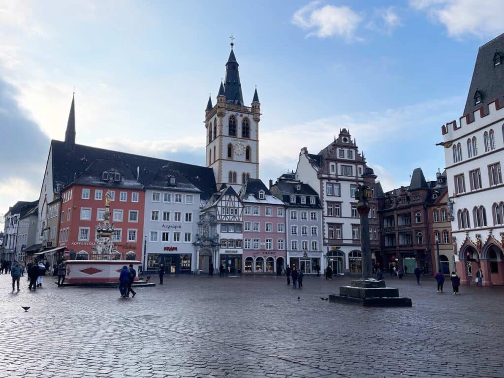 hauptmarkt in trier mit bunten häusern