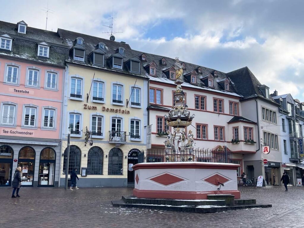 trier sehenswuerdigkeiten hauptmarkt mit brunnen