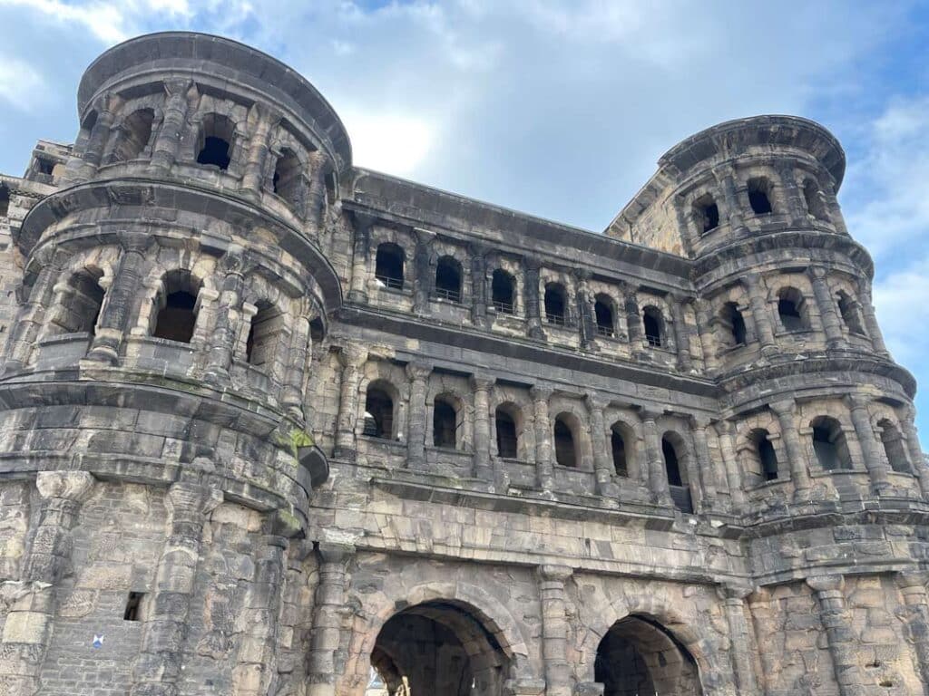 porta nigra ansicht beim erreichen der stadt