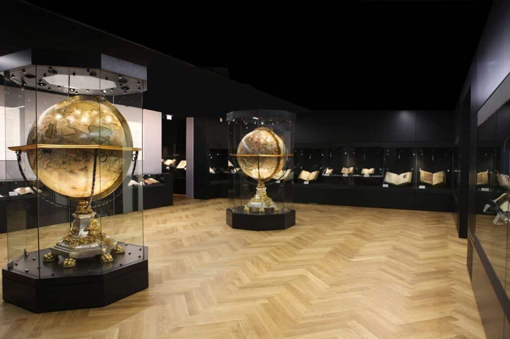 zwei globen in der schatzkammer der wissentschaftlichen bibliothek: Copyrights: Wissenschaftliche Bibliothek der Stadt Trier, Anja Runkel.