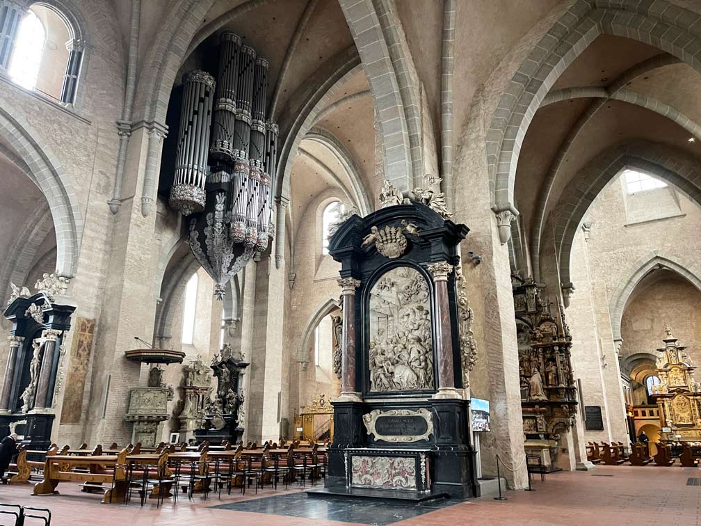 innenraum dom in trier mit schwalbennest orgel