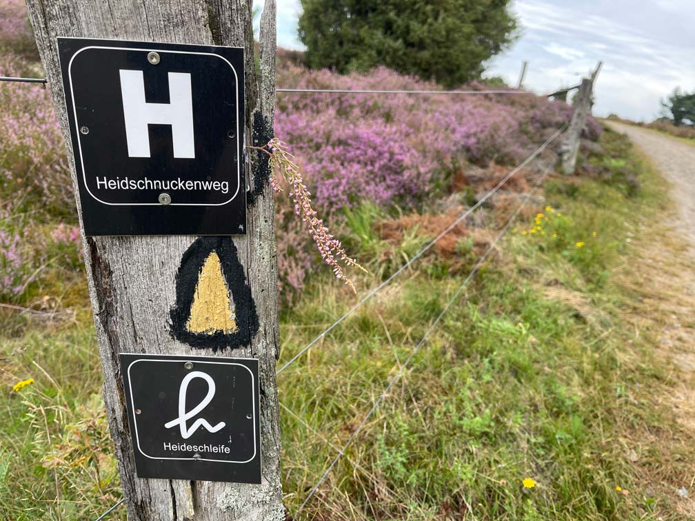 wegemarkierungen von wanderungen in der lüneburger heide
