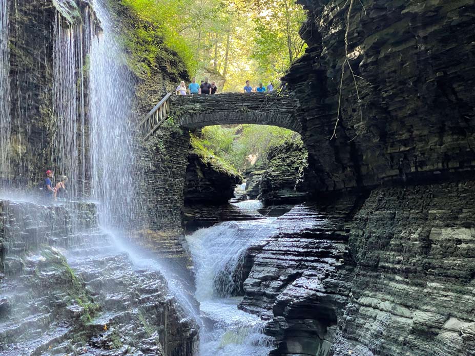 wasserfall in schlucht watkins glen neben brücke