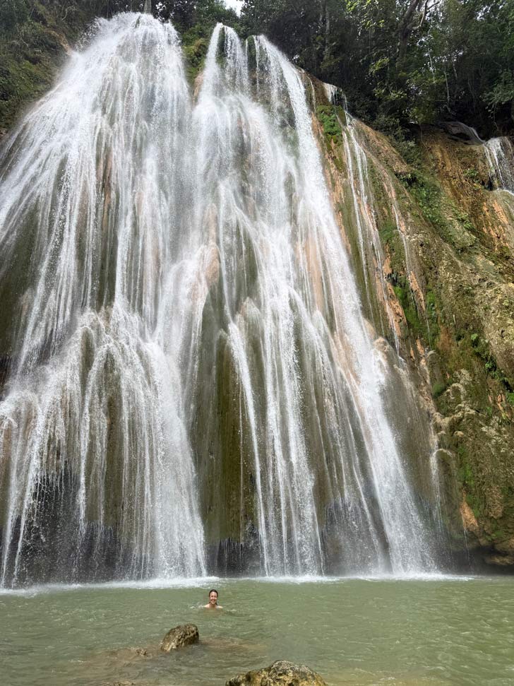 breiter schleierwasserfall auf der halbinsel samana