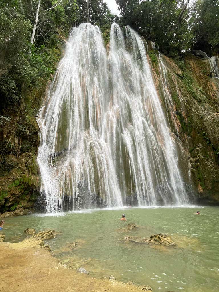 breiter schleierwasserfall auf der halbinsel samana