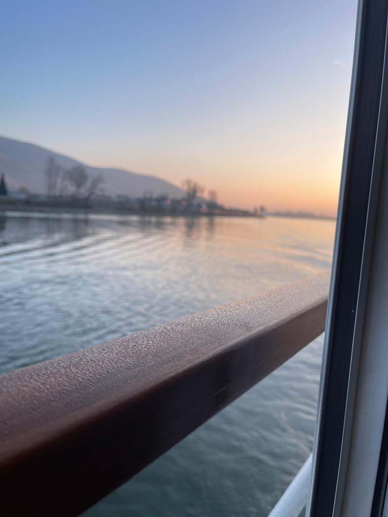 blick aus flusskreuzfahrtkabine auf donau