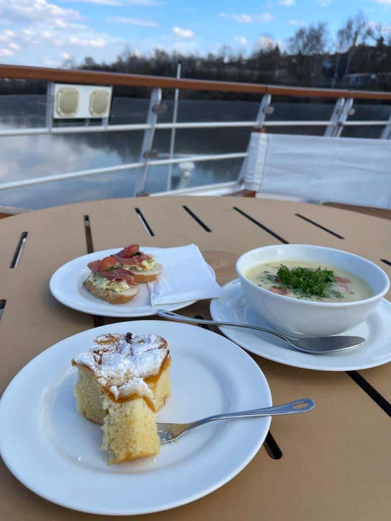 kuchen und suppe auf tisch eines kreuzfahrtschiffs