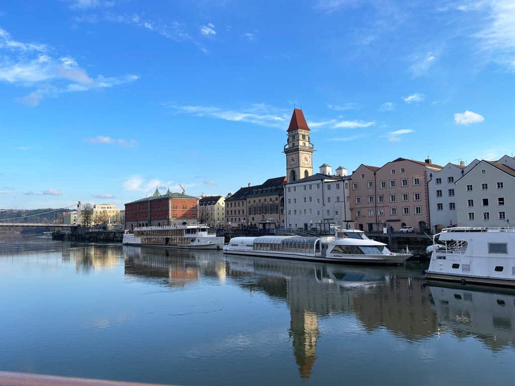 Ausblick auf Passau während der Ausfahrt auf dem Flusskreuzfahrtschiff
