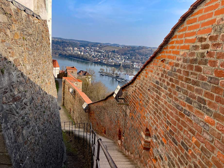 Abstieg von der Veste entlang der Burgmauer
