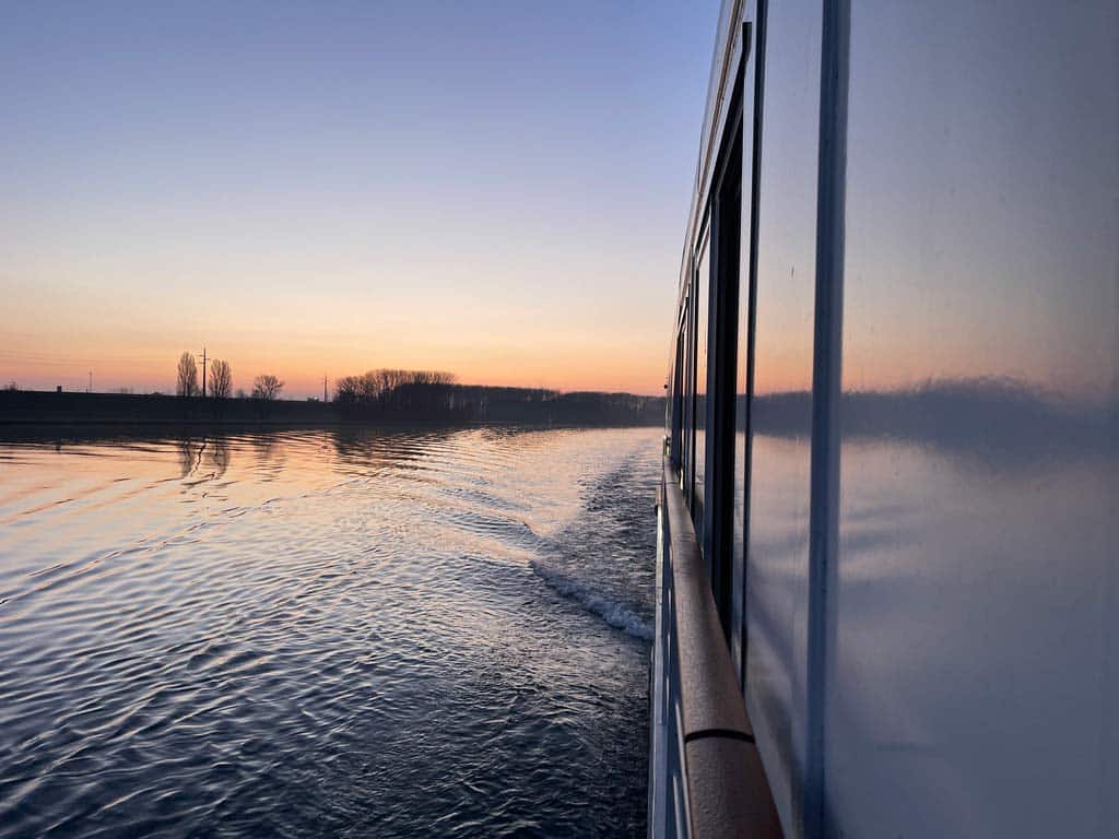 sonnenaufgang über donau aus flusskreuzfahrtkabine