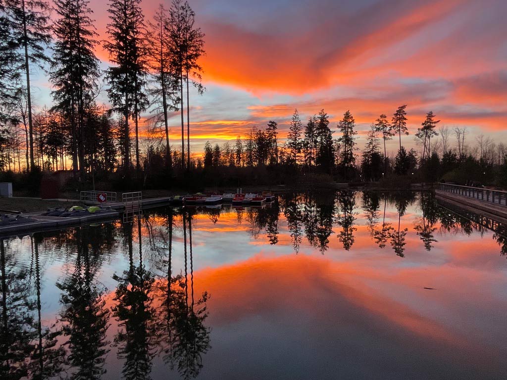 sonnenuntergang am see im center parcs allgäu