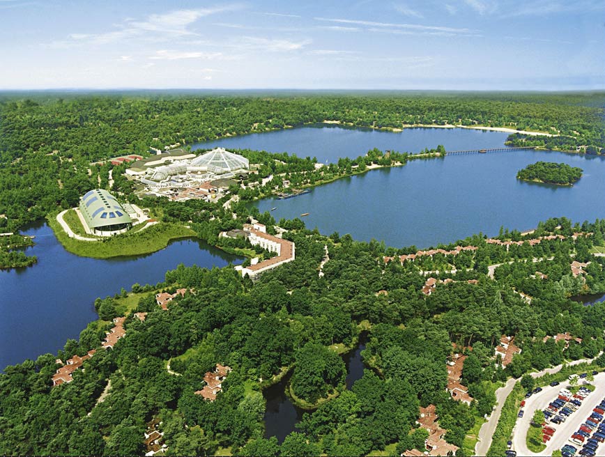 center parcs de vossemeren mit zwei seen nebendran ansicht aus der luft