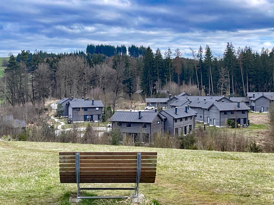 liegebank mit blick auf center parcs allgäu