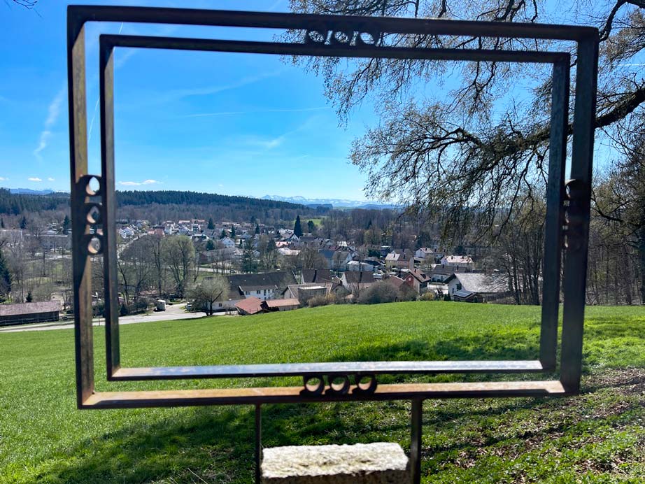 blick auf leutkirch durch rahmen